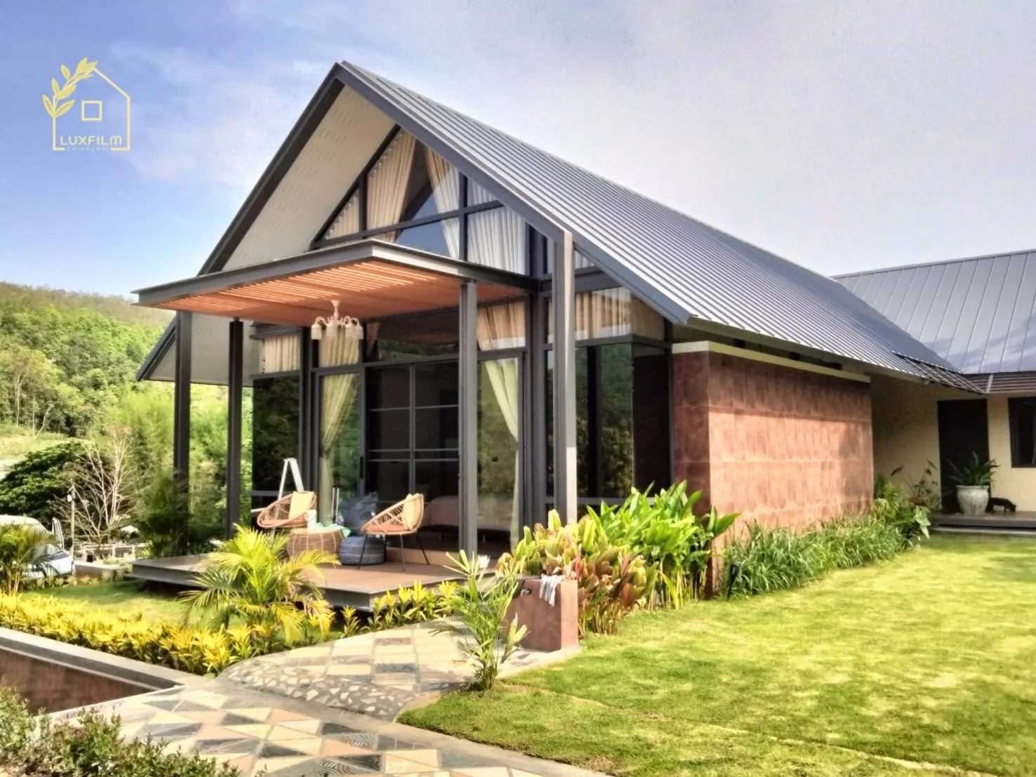 ฟิล์มกรองแสงบ้านสวน กระจกบานใหญ่รอบด้าน