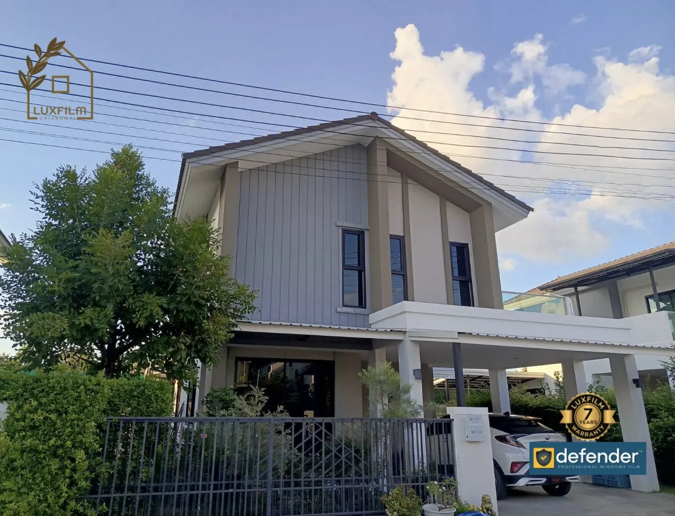 ฟิล์มติดบ้านสองชั้นสีเทา