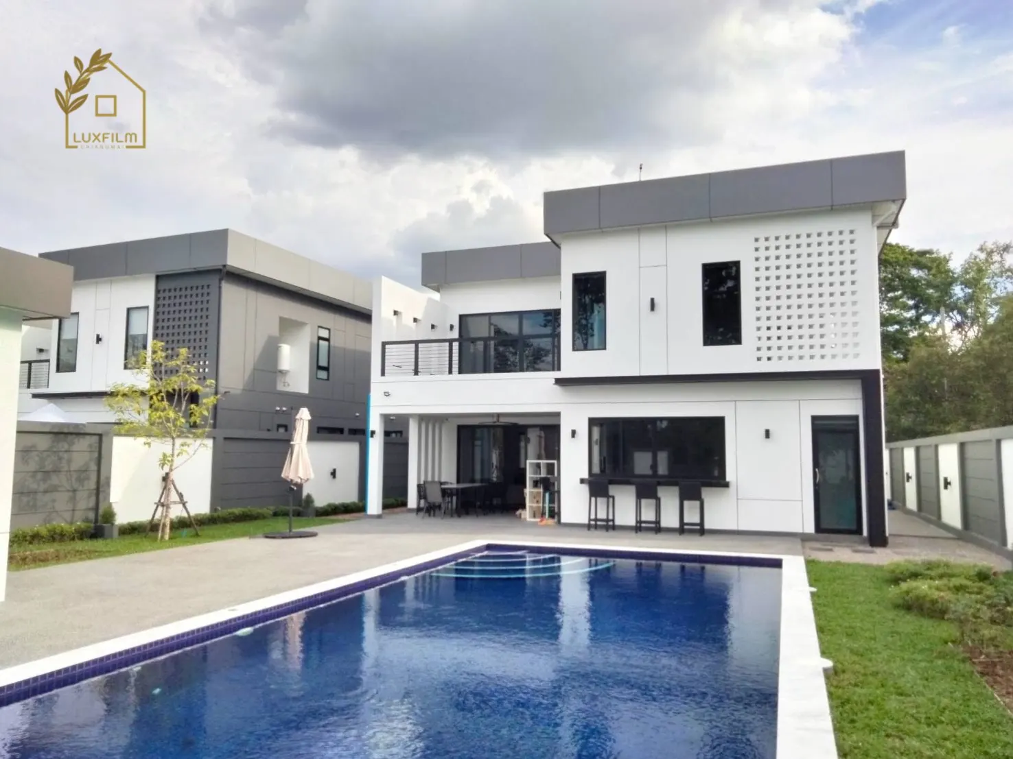 ฟิล์มกันความร้อนบ้านโมเดิร์นริมสระว่ายน้ำ เชียงใหม่