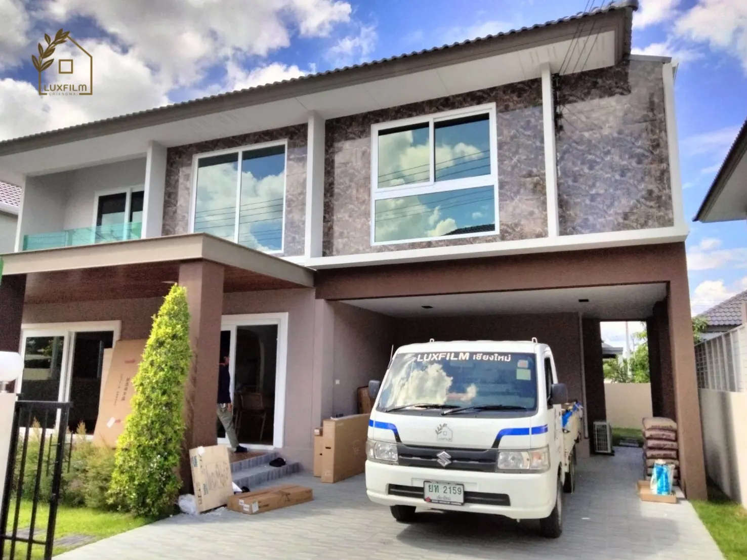 ฟิล์มติดบ้านสองชั้น ทีมงานเข้าหน้างานถึงที่