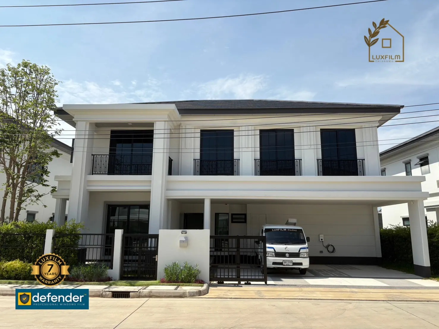 ฟิล์มกันความร้อนบ้านสองชั้นสีขาว